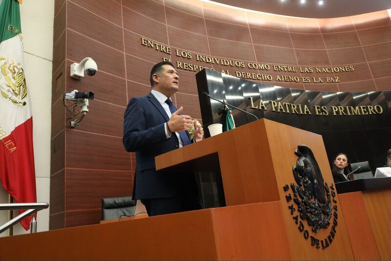Adrián Alcalá Méndez en su intervención en el Modelo Legislativo Universitario 2024