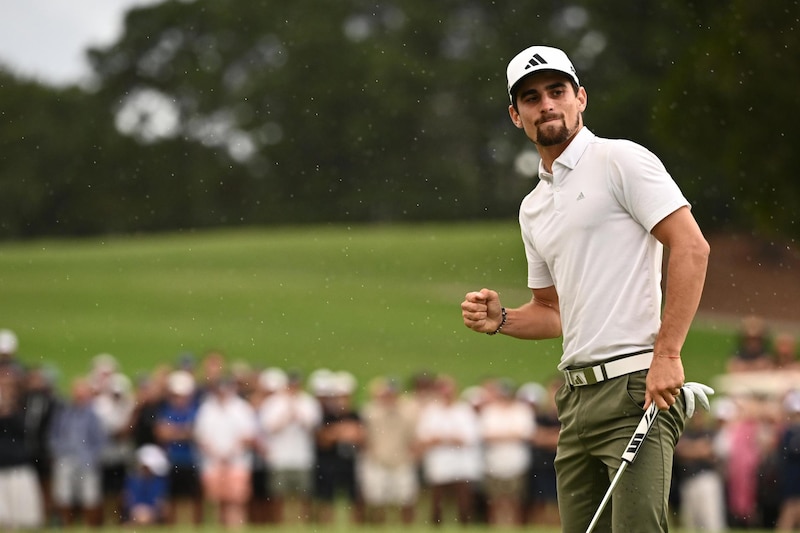 El golfista español Jon Rahm celebra su victoria en el torneo.