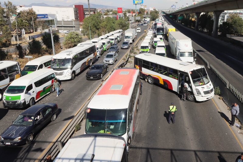 Con mas de 8 horas de bloqueo chóferes de la ruta SAM Melchor Ocampo Zumpango SA CV bloquearon en ambos sentidos Periférico Norte, a la altura de Perinorte, donde colocaron sus unidades y carpas para obstruir la circulación. Ellos señalan que detuvieron a dos de sus compañeros y los están acusando falsamente, advirtieron que no se quitarán hasta que los liberen.