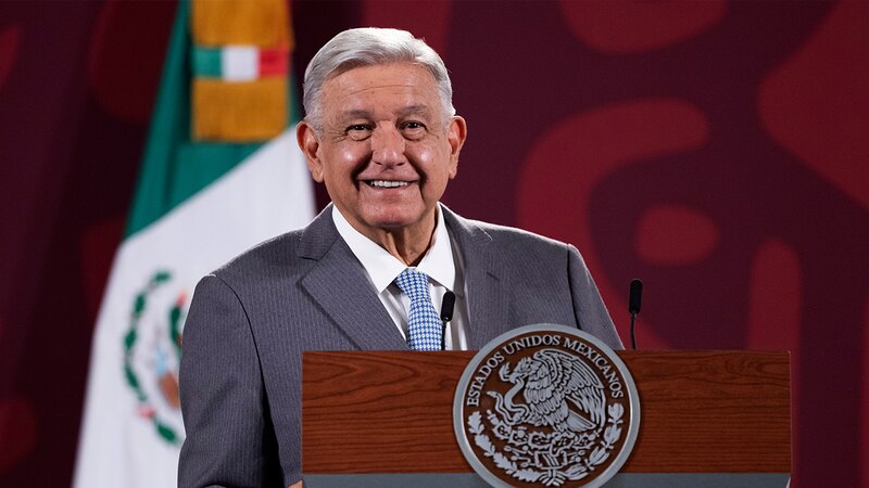 El presidente Andrés Manuel López Obrador sonríe durante una conferencia de prensa.