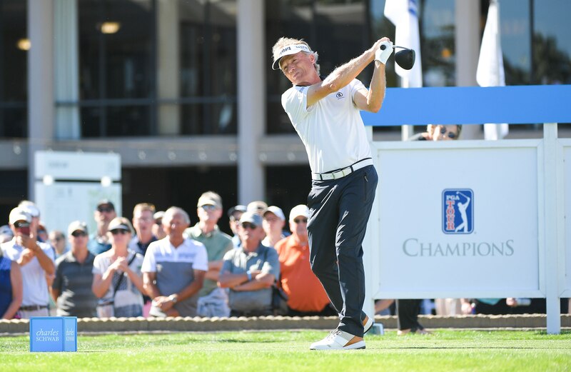 El golfista Bernhard Langer en plena acción durante un torneo