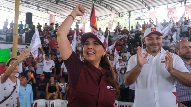 La candidata a la presidencia de Morena, Delfina Gómez, celebra con sus simpatizantes tras el cierre de campaña en el Estado de México.