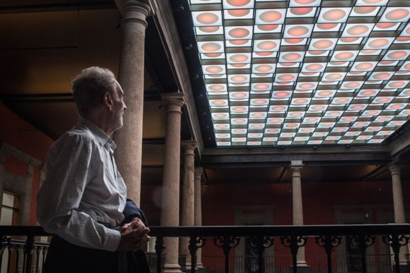 Un hombre observa una instalación de arte en un museo.