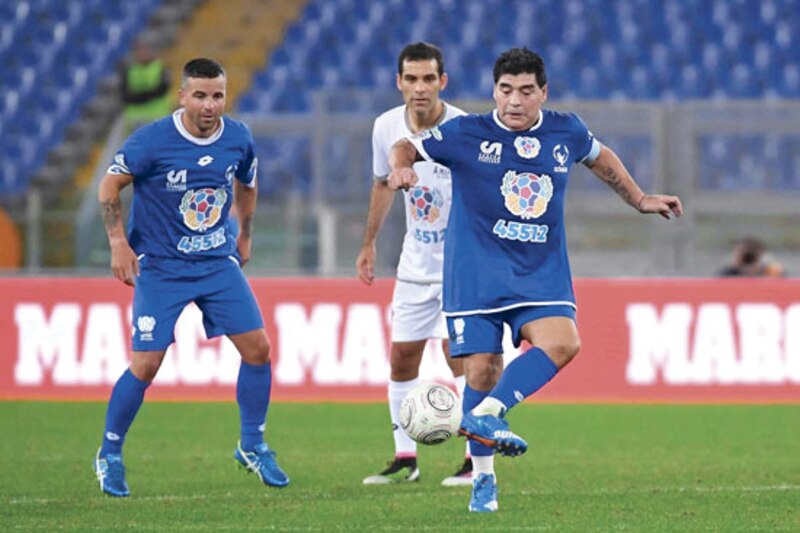 Diego Maradona jugando al fútbol