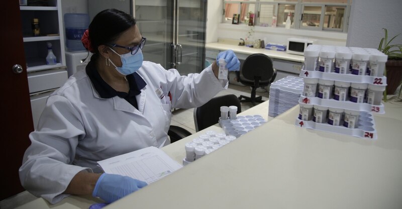 Científica mexicana realiza investigación en laboratorio