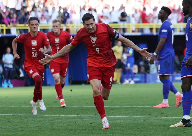 Robert Lewandowski celebra el gol de Polonia contra Francia