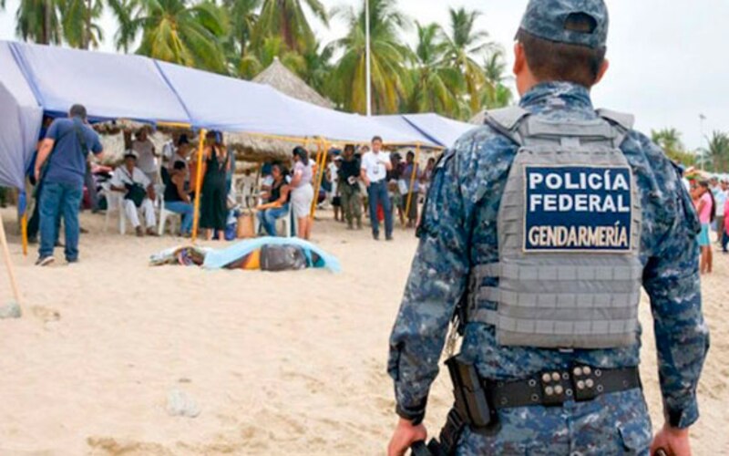 Policía Federal en la playa