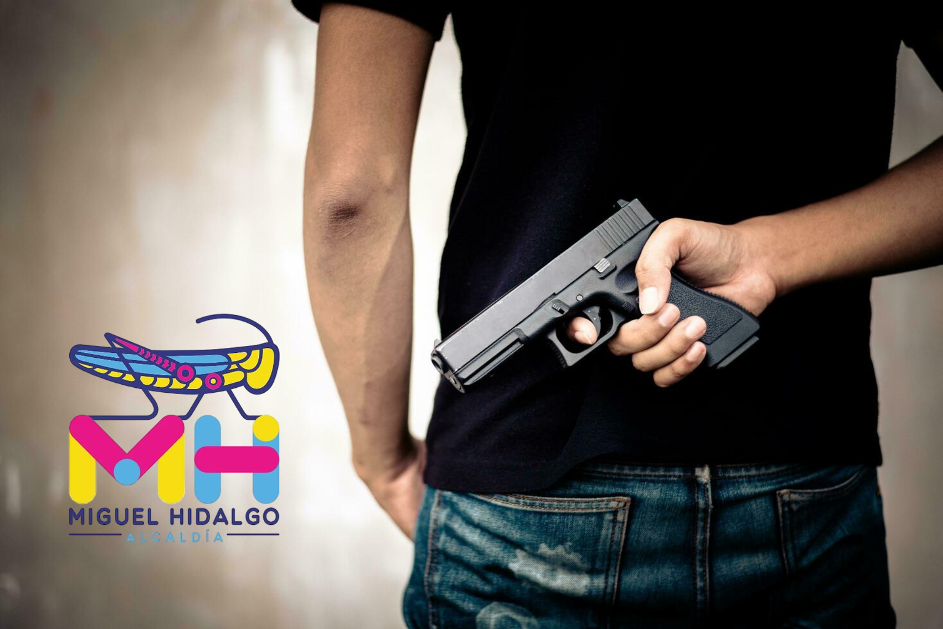 Una persona sosteniendo un arma en su mano y el logotipo de la Alcaldía Miguel Hidalgo