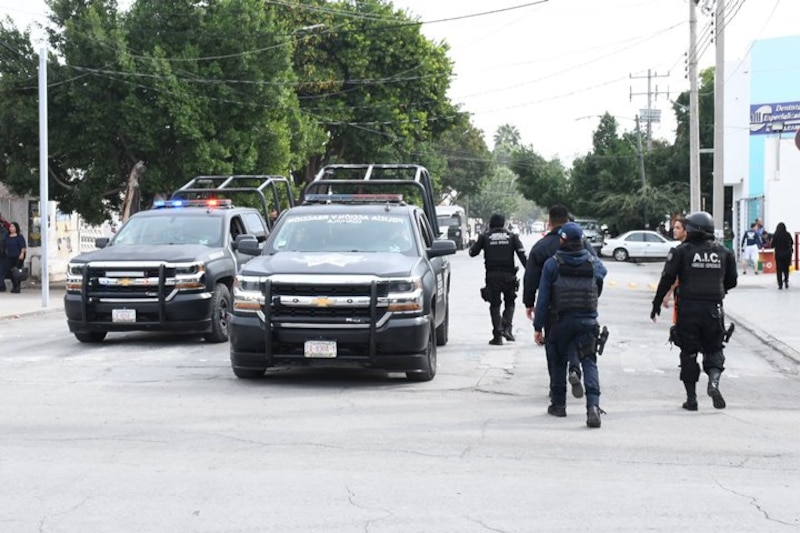 Policías mexicanos patrullan una calle en busca de delincuentes