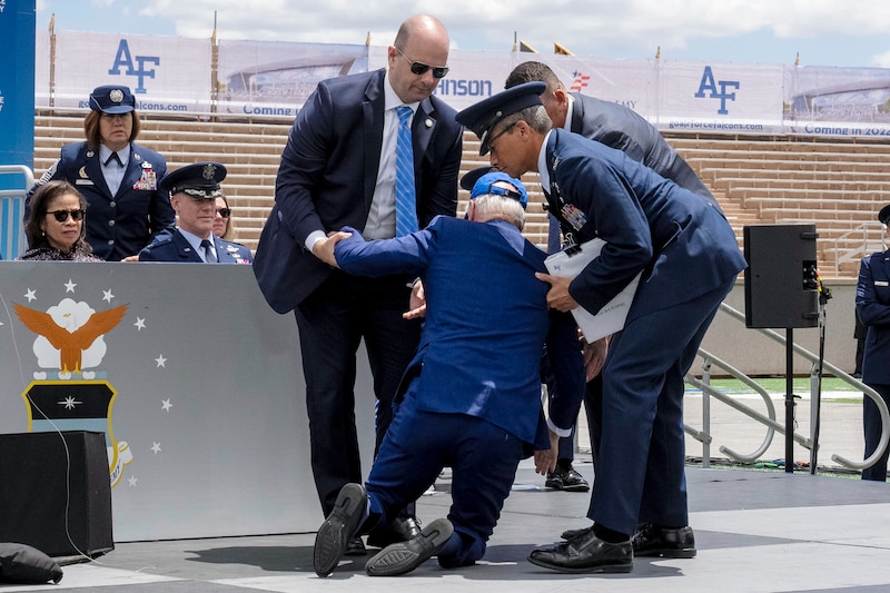 El presidente Biden se arrodilla para recibir la Medalla Presidencial de la Libertad