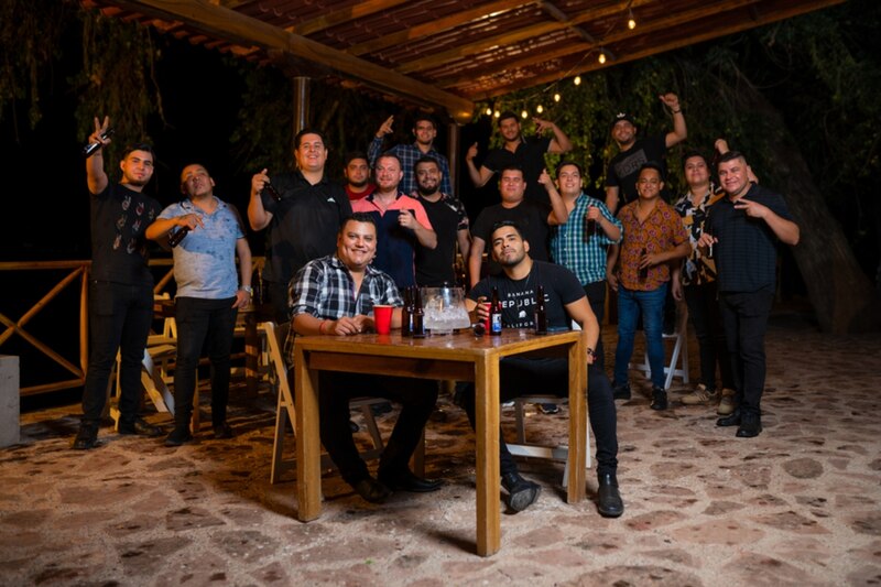 Grupo de amigos disfrutando de una noche de fiesta