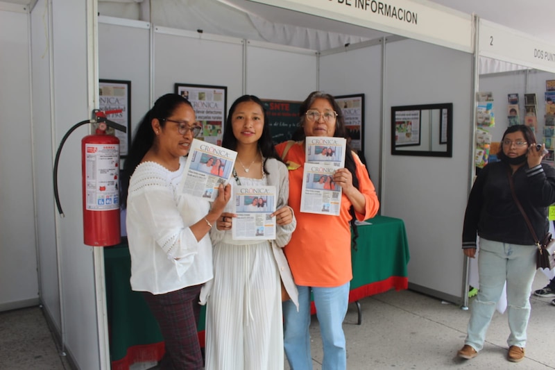 Mujeres indígenas leyendo el periódico Crónica