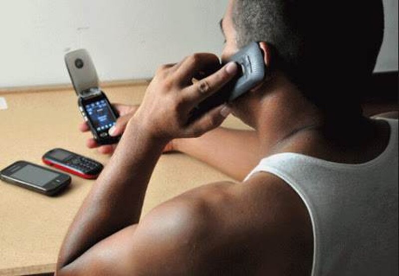 Un hombre hablando por teléfono