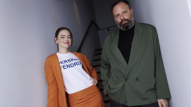 Emma Stone y el diseñador de modas Thom Browne