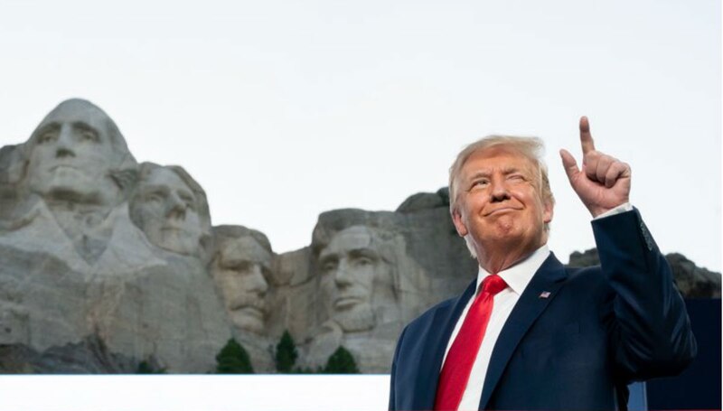 Trump ante el Monte Rushmore