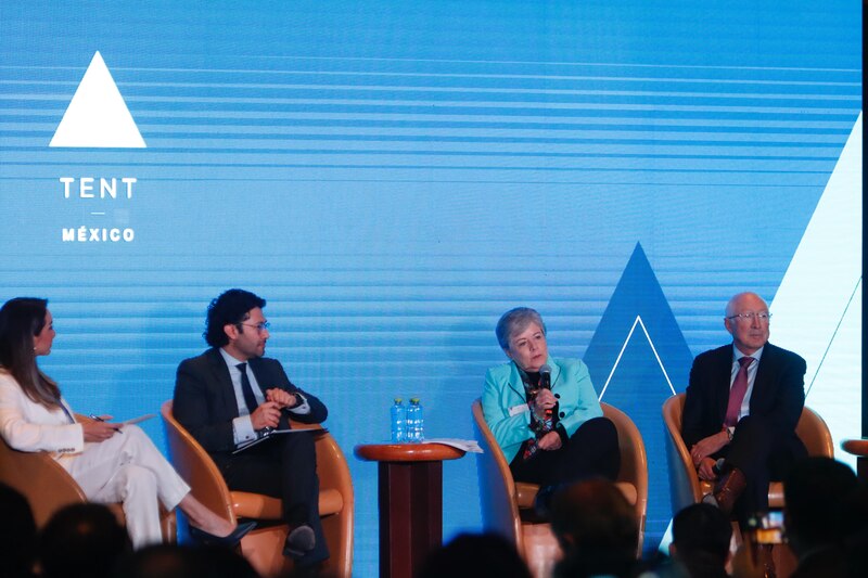 Panelistas discuten sobre el futuro de la tecnología en México