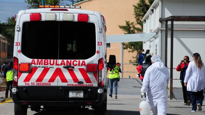 Ambulancia llega a un hospital para atender a pacientes con COVID-19
