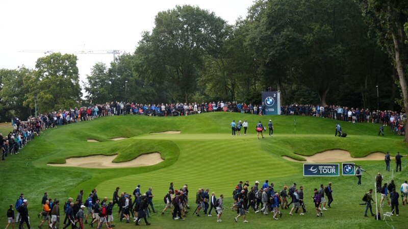 Espectacular golpe de golf en el green rodeado de público