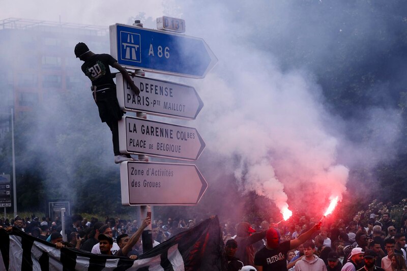 Enfrentamientos entre manifestantes y policías en las calles de París