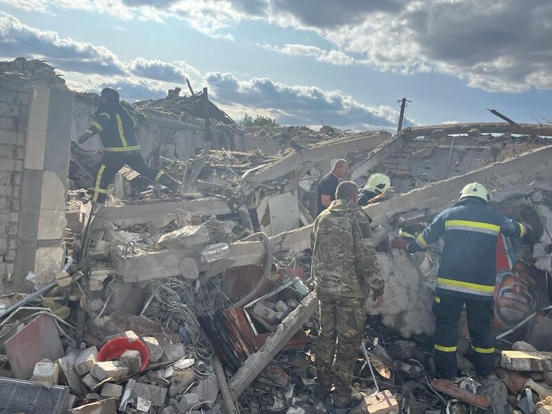 Bomberos y soldados buscan sobrevivientes entre los escombros de un edificio derrumbado