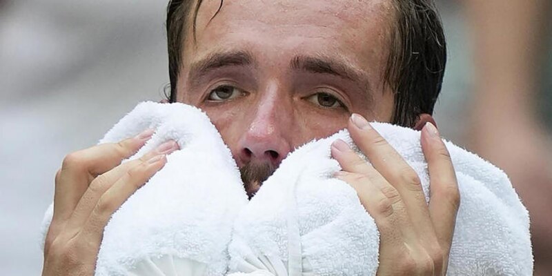 El tenista español Rafael Nadal se seca el sudor durante un partido.