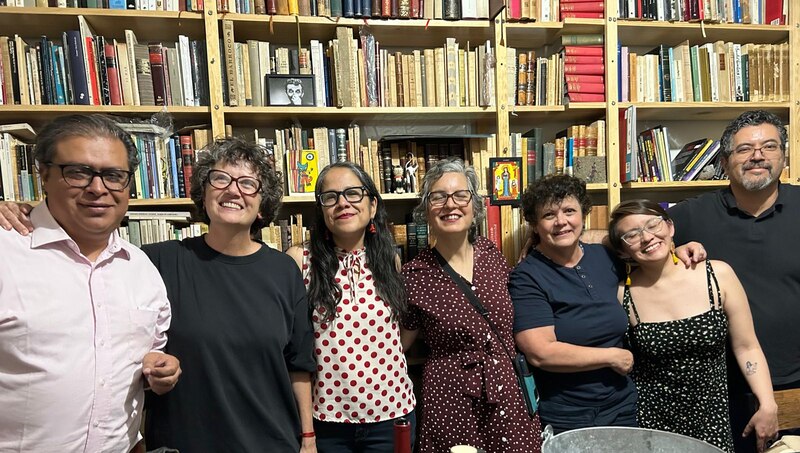 Escritores y escritoras en una biblioteca