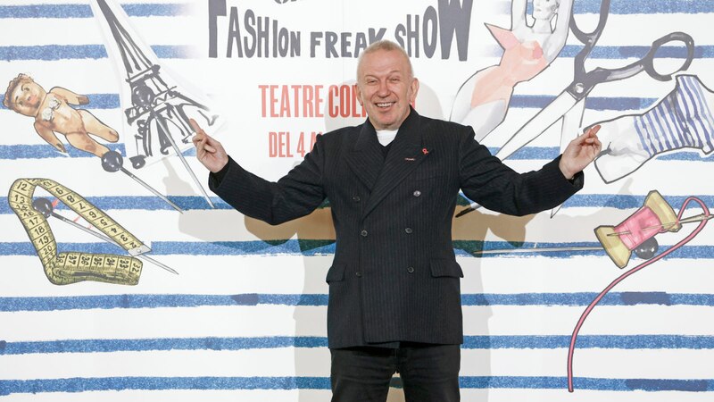 El diseñador de moda Jean Paul Gaultier hace una presentación en la alfombra roja.