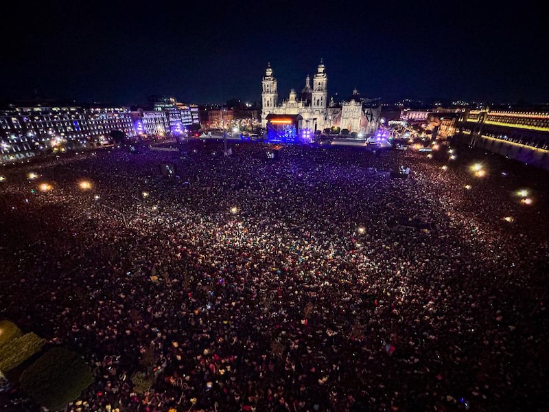 Multitud de personas en la Plaza de la Constitución en la Ciudad de México