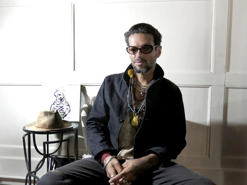 El artista plástico y diseñador de moda, Gustavo Artigas, en su estudio de Nueva York.