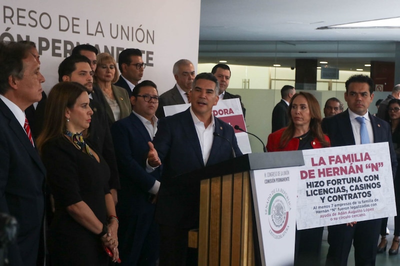 El senador Alejandro Moreno acompañado de la bancada del PRI, ofrecieron una conferencia de prensa en el Patio del Federalismo.