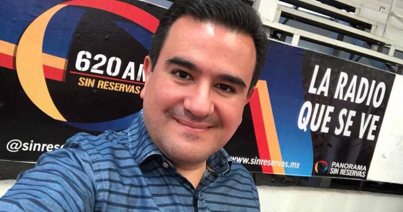 El periodista Ciro Gómez Leyva en cabina.