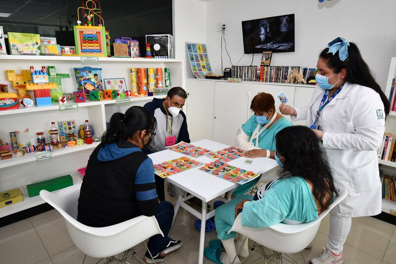 Pacientes del IMSS juegan lotería en la sala de espera