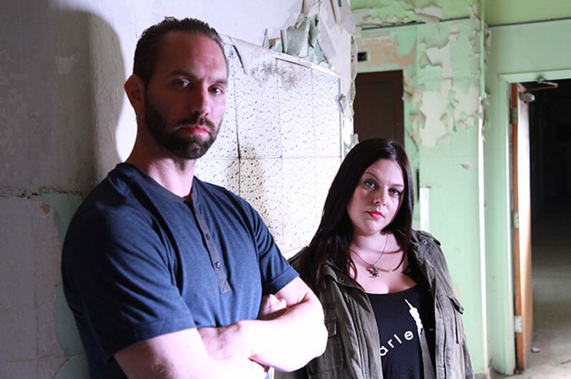 Un hombre y una mujer en un hospital abandonado