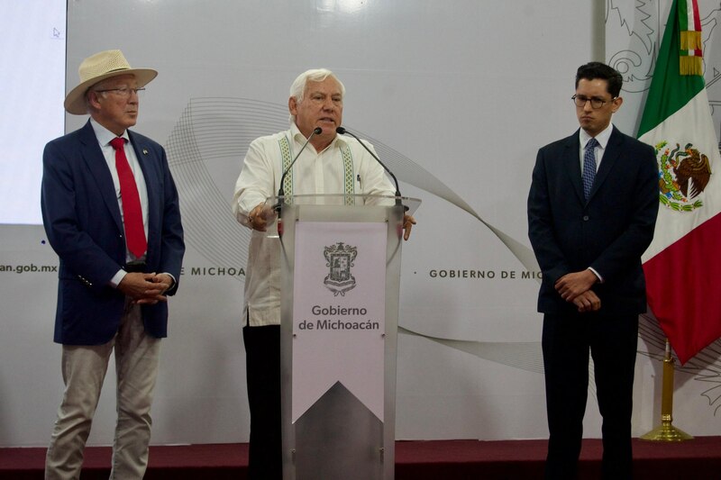 El gobernador de Michoacán, Silvano Aureoles Conejo, encabeza la ceremonia de entrega de apoyos a productores del campo