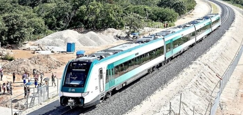 Tren de pasajeros recorriendo una vía moderna, simbolizando el avance en infraestructura ferroviaria en México.