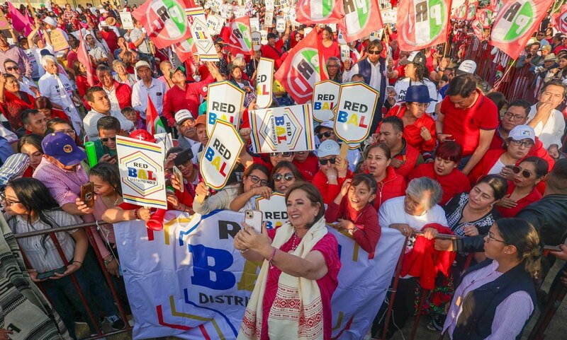 AMLO en su mitin en el Zócalo ante miles de personas.