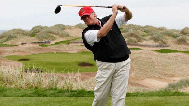 Trump jugando golf