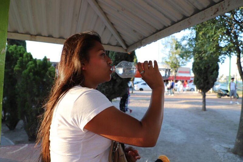 Mujer bebiendo agua