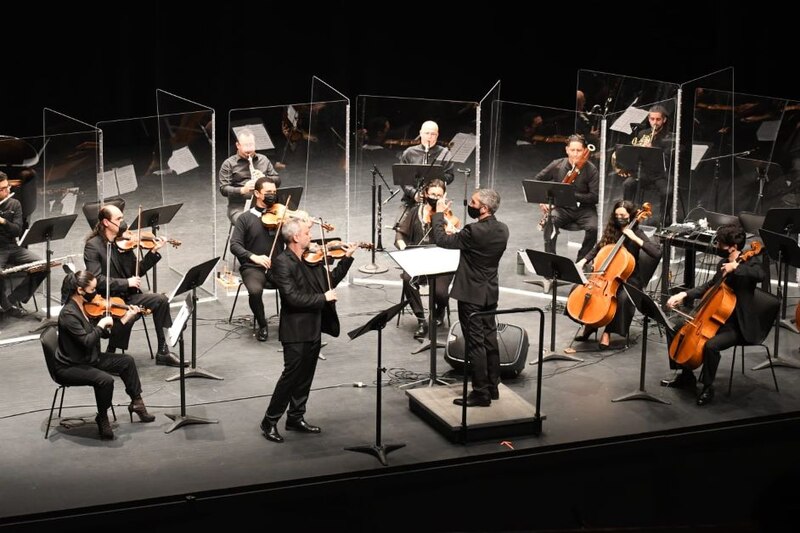 Orquesta sinfónica tocando en un concierto.