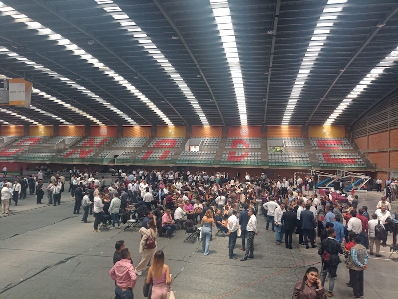 Multitud de personas en un recinto cubierto