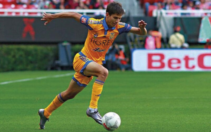 Jugador de fútbol corre con el balón