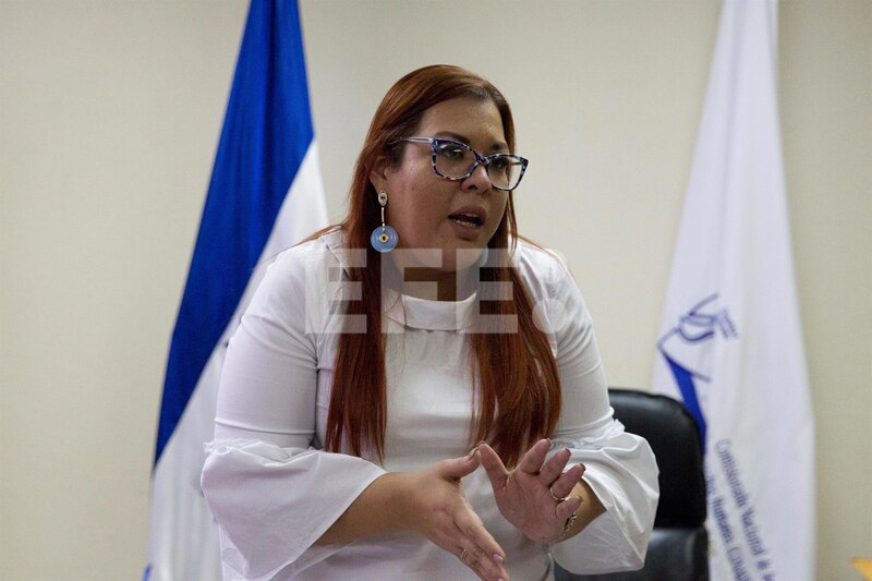 La ministra de Educación, Maruja Gorday de Villalobos, habla en una conferencia de prensa.