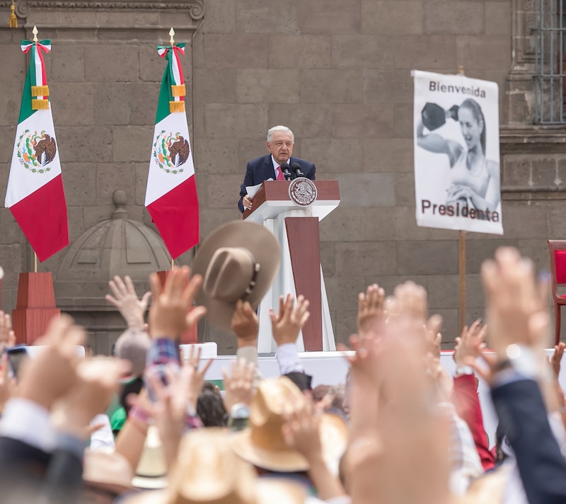 El presidente Andrés Manuel López Obrador encabeza la ceremonia del Grito de Independencia en el Zócalo de la Ciudad de México.