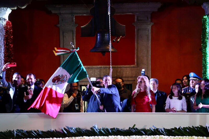 El presidente Andrés Manuel López Obrador ondea la bandera de México durante la ceremonia del Grito de Independencia.