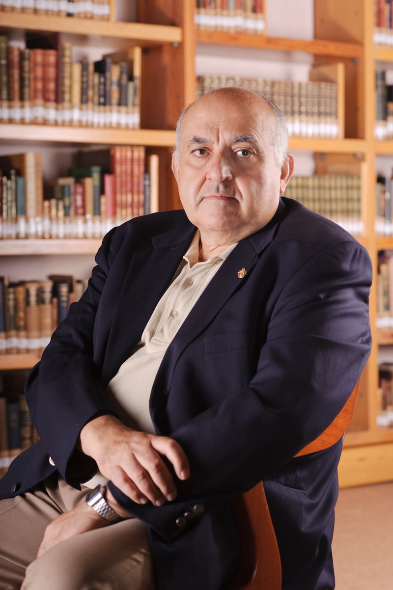 Retrato de un hombre serio en una biblioteca