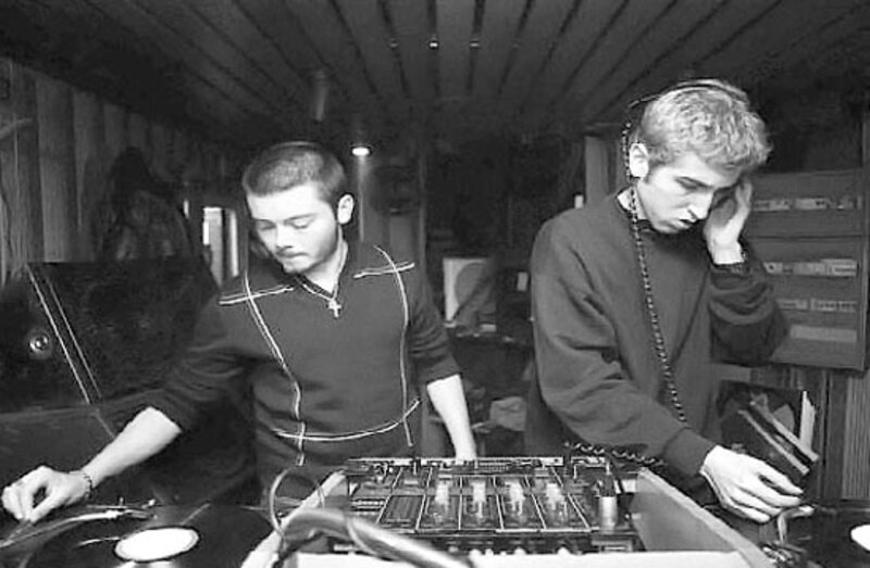 Dos DJs mezclando en una cabina