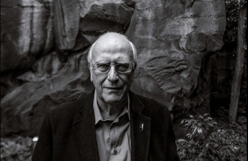El retrato de un hombre mayor en blanco y negro