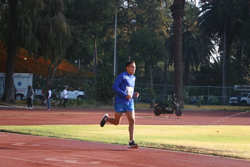 Atleta corriendo en una pista