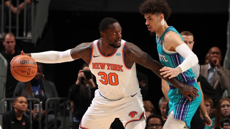Julius Randle de los Knicks de Nueva York conduce el balón ante la defensa de Jaren Jackson Jr. de los Grizzlies de Memphis.