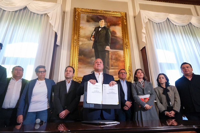 A 3 semanas de dejar Gubernatura, Enrique Alfaro firmó iniciativas para nuevo pacto fiscal que busca blindar sistemas de salud, educación y justicia alternativa en Jalisco